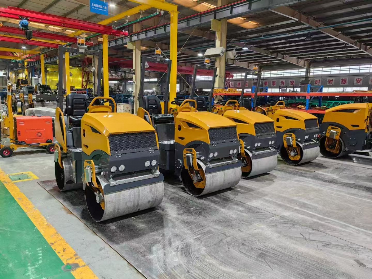 山東思拓瑞克公司7臺雙鋼輪座駕壓路機出口西班牙加泰羅尼亞區首府巴塞羅那