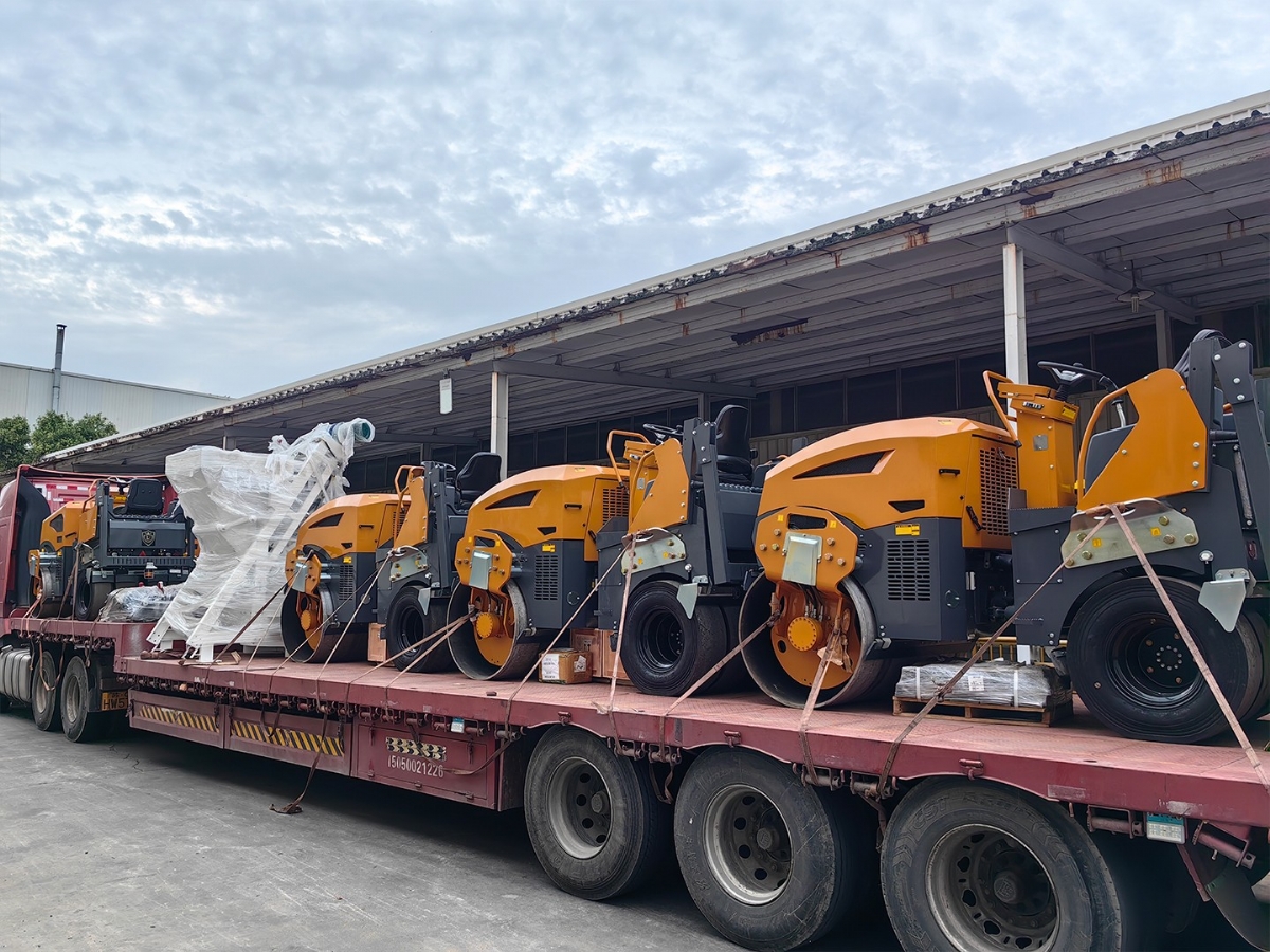 發往俄羅斯圣彼得堡20臺思拓瑞克雙鋼輪、鋼膠壓路機裝柜進行時···